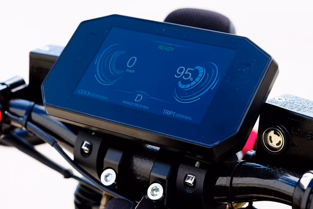 EZ Raider handlebar display showing speed and battery charge indicators